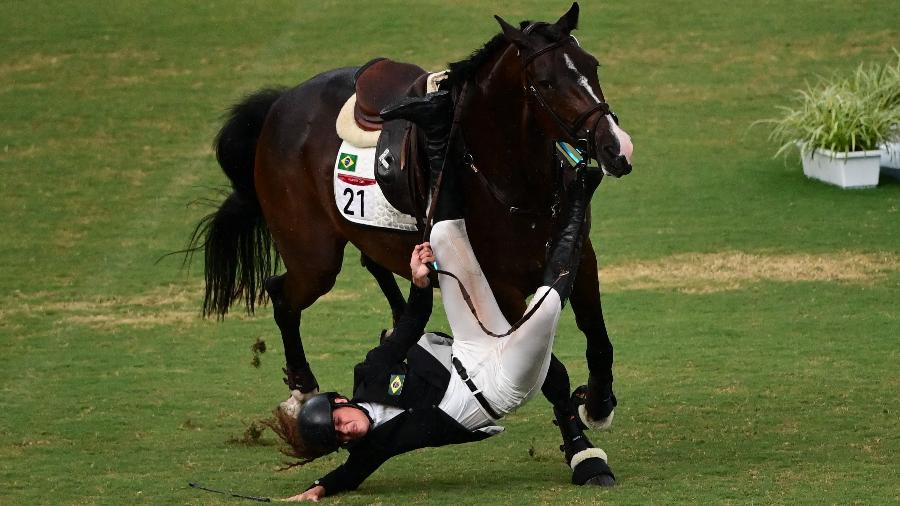 Brasileira Ieda Guimarães cai do cavalo durante a prova do hipismo do pentatlo moderno das Olimpíadas de Tóquio - Pedro Pardo/AFP