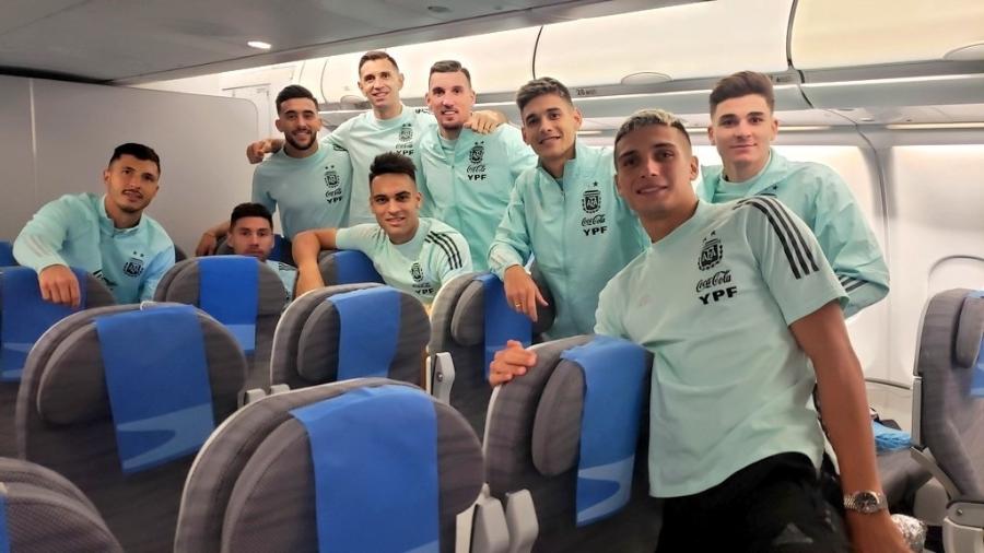 Seleção argentina no avião de volta a Buenos Aires após jogo suspenso contra o Brasil - Reprodução/AFA