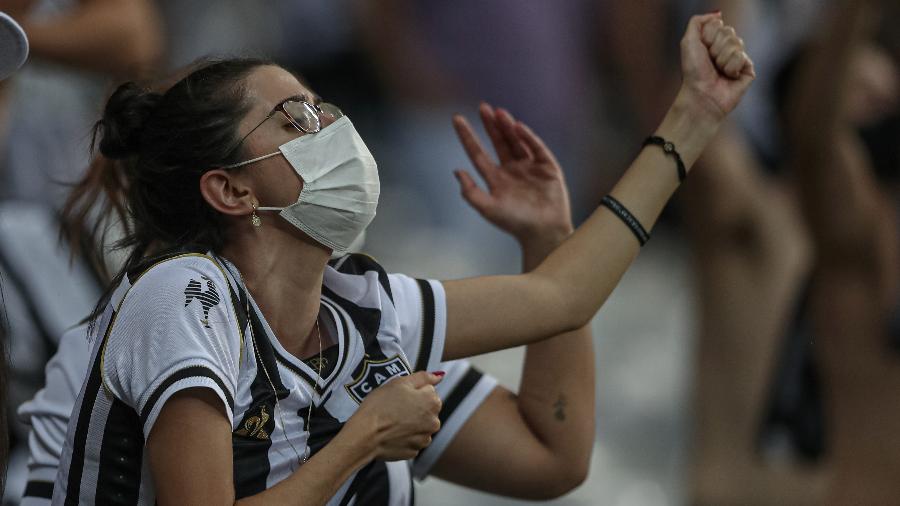 De máscara, torcedora do Atlético-MG vibra no duelo contra o Internacional no Mineirão pela 23ª rodada do Brasileirão 2021 - Pedro Souza