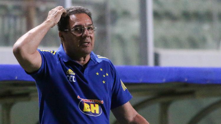 Vanderlei Luxemburgo, técnico do Cruzeiro, durante partida da Série B em 2021