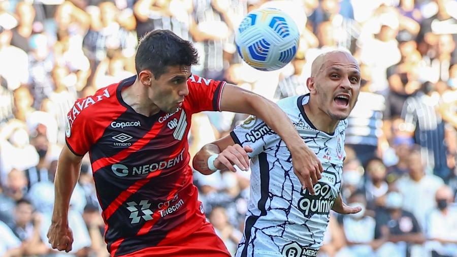 Fábio Santos, do Corinthians, disputa bola com Léo Cittadini, do Athletico-PR, pelo Brasileirão - Marcello Zambrana/AGIF
