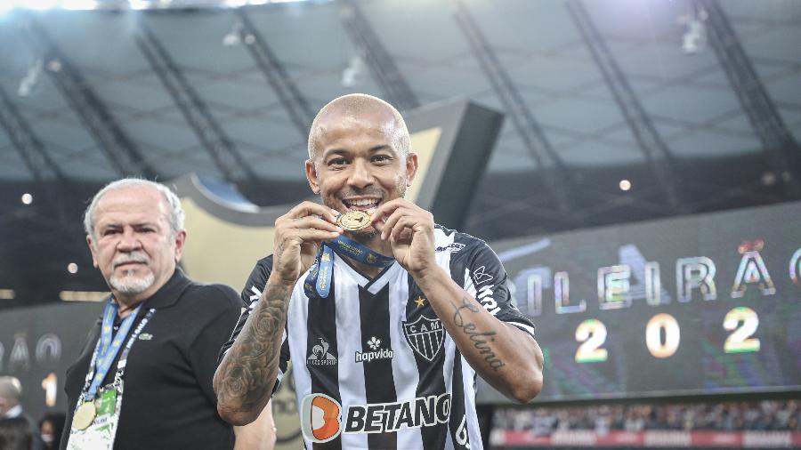 Mariano com a medalha entregue pela conquista do Campeonato Brasileiro de 2021 - Pedro Souza/Atlético-MG