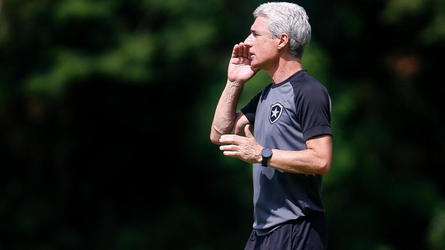 Luís Castro, técnico do Botafogo, passa instruções aos jogadores durante treino - Vitor Silva / Botafogo