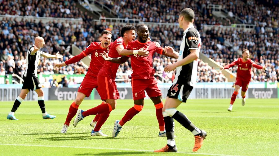 Naby Keita comemora gol do Liverpool sobre o Newcastle em jogo do Campeonato Inglês - Andrew Powell/Liverpool FC via Getty Images