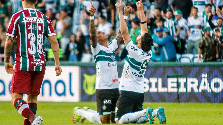 Léo Gamalho, do Coritiba, comemora seu gol contra o Fluminense no Brasileirão - Gabriel Machado/AGIF