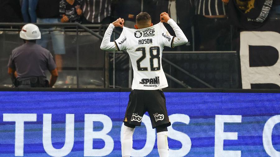 Adson comemora gol do Corinthians contra o São Paulo, pelo Brasileirão  - Marcello Zambrana/AGIF