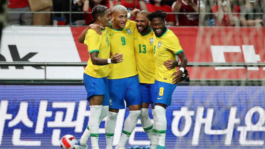 Raphinha, Richarlison, Daniel Alves e Fred comemoram gol da seleção brasileira contra a Coreia do Sul - Chung Sung-Jun/Getty Images