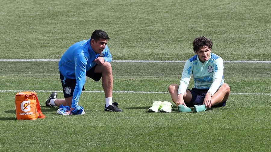 Preparador físico Thiago Maldonado e Raphael Veiga durante treino do Palmeiras - Cesar Greco