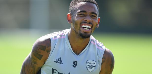 Gabriel Jesus sorri durante treino do Arsenal