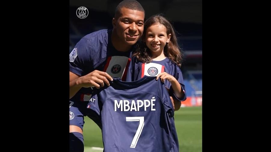 Menina com doença rara é recebida por Mbappé, jogador do PSG, após pedalar mais de 80 km - Reprodução