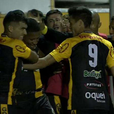Jogadores do Novorizontino comemoram gol marcado sobre o Grêmio em jogo da Série B - Reprodução/Premiere