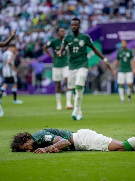 Yasser Al-Shahrani, da Arábia Saudita, logo após o choque com o goleiro, Mohammed Al-Owais, durante partida contra a Argentina pela Copa - Marvin Ibo Guengoer - GES Sportfoto/Getty Images