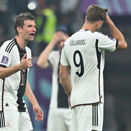 Jogadores da Alemanha discutem após gol da Costa Rica em jogo da Copa do Mundo - Mustafa Yalcin/Anadolu Agency via Getty Images