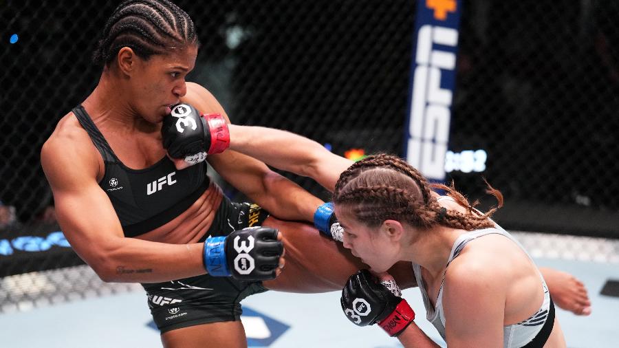 Jasmine Jasudavicius e Gabriella Fernandes durante luta no UFC Vegas 70  - Chris Unger/Zuffa LLC via Getty Images