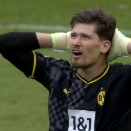 Gregor Kobel, do Borussia Dortmund, se lamenta após falha no clássico - Reprodução