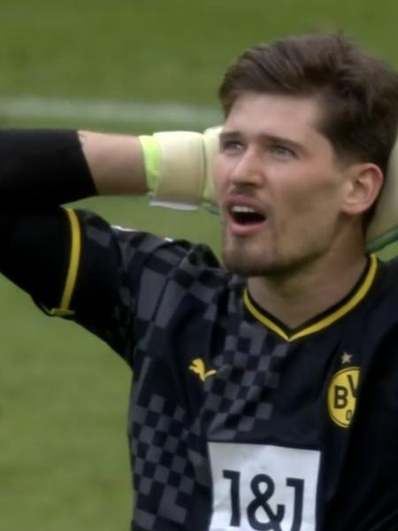 Gregor Kobel, do Borussia Dortmund, se lamenta após falha no clássico - Reprodução