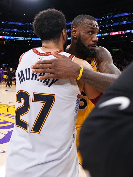Jamal Murray e LeBron James se cumprimentam após a vitória do Nuggets contra o Lakers - Garrett Ellwood/NBAE via Getty Images