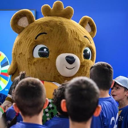 Mascote da Euro 2024 visita alunos na Alemanha - UEFA via Getty Images