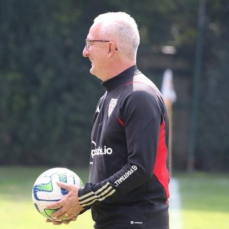 Dorival comanda treino do São Paulo antes de partida pelo Brasileirão