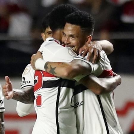 Luciano é abraçado após marcar em São Paulo x Fluminense, duelo do Campeonato Brasileiro - Carla Carniel/Reuters