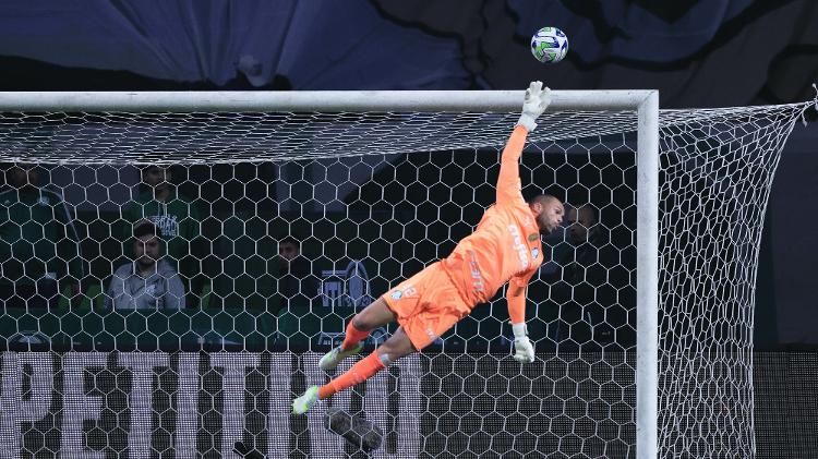 Marcelo Lomba levou susto com chute de Papagaio em Palmeiras x Cruzeiro