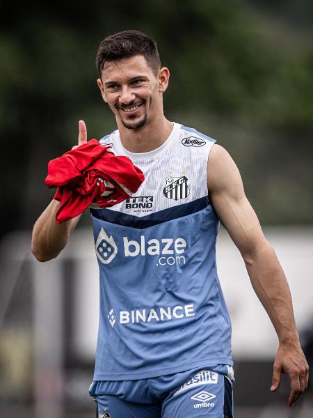 Maxi Silvera durante treinamento do Santos no CT Rei Pelé