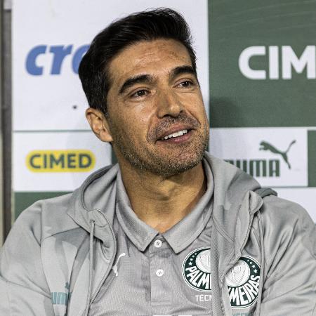 Abel Ferreira escalou Vanderlan como ala e manteve sistema com três zagueiros para encarar Cruzeiro