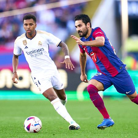Rodrygo, do Real Madrid, e Gundogan, do Barcelona, disputam lance durante clássico espanhol - Pedro Salado/Quality Sport Images/Getty Images
