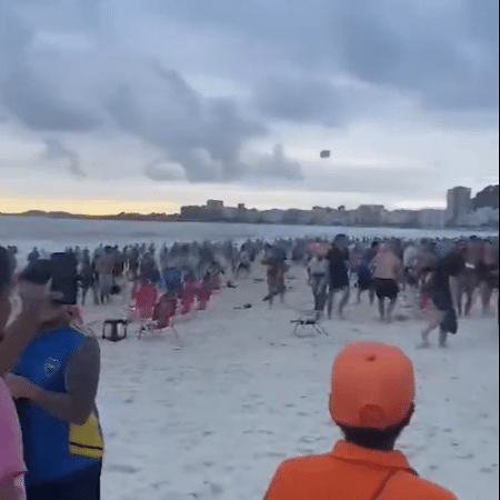 Torcedores de Boca e Fluminense brigaram na praia de Copacabana