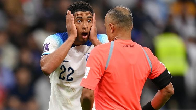 Jude Bellingham, da Inglaterra, reclama com Wilton Pereira Sampaio em partida na Copa do Mundo 2022