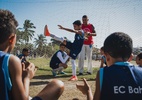 Chuteira e berimbau: City implementa capoeira às crianças da base do Bahia - Letícia Martins/ECBahia