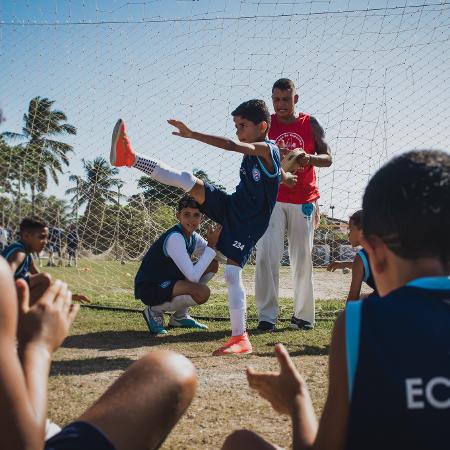 Bahia: Grupo City coloca projeto com aulas de capoeira às crianças da base