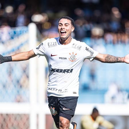 Higor, do Corinthians, comemora após marcar contra o Atlético-GO, pela Copinha