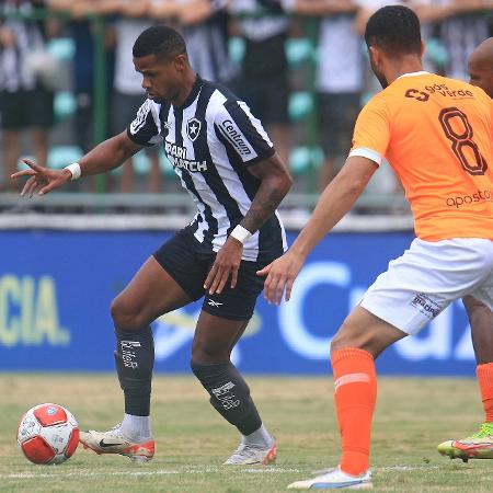 Junior Santos, do Botafogo, em lance no duelo com o Nova Iguaçu, pelo Carioca