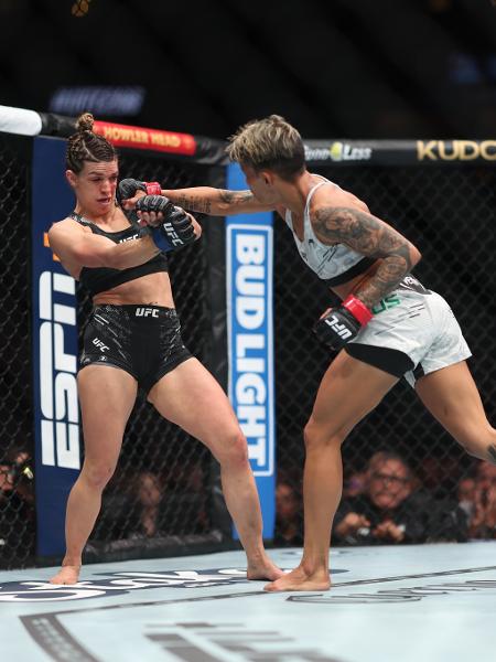 Amanda Lemos luta com Mackenzie Dern durante UFC 298