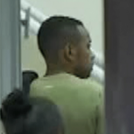 Robinho entrando na sede da Polícia Federal em Santos após ser preso