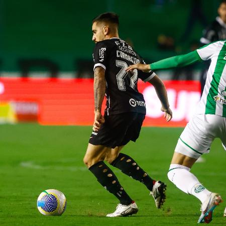 Igor Coronado, do Corinthians, em ação contra o Juventude, pelo Brasileirão