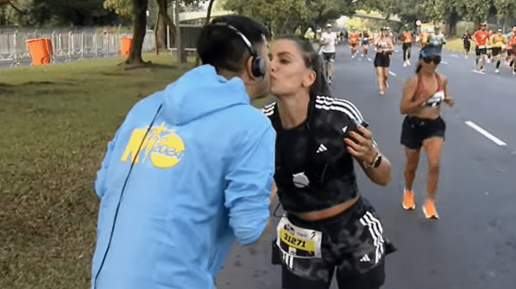 Valery Mello beija o marido, Eduardo Suzuki, durante prova dos 21 km da Maratona do Rio