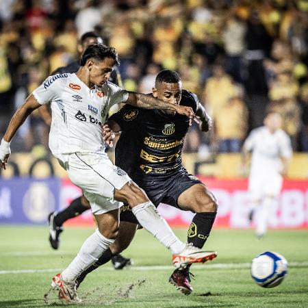 Jogadores de Santos e Novorizontino, durante duelo da Série B