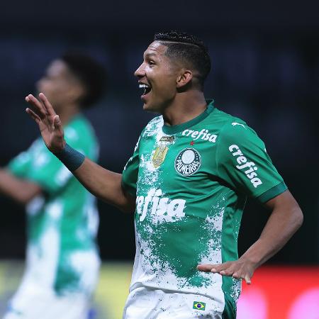 Rony comemora gol marcado pelo Palmeiras no jogo contra o Vasco, pelo Campeonato Brasileiro