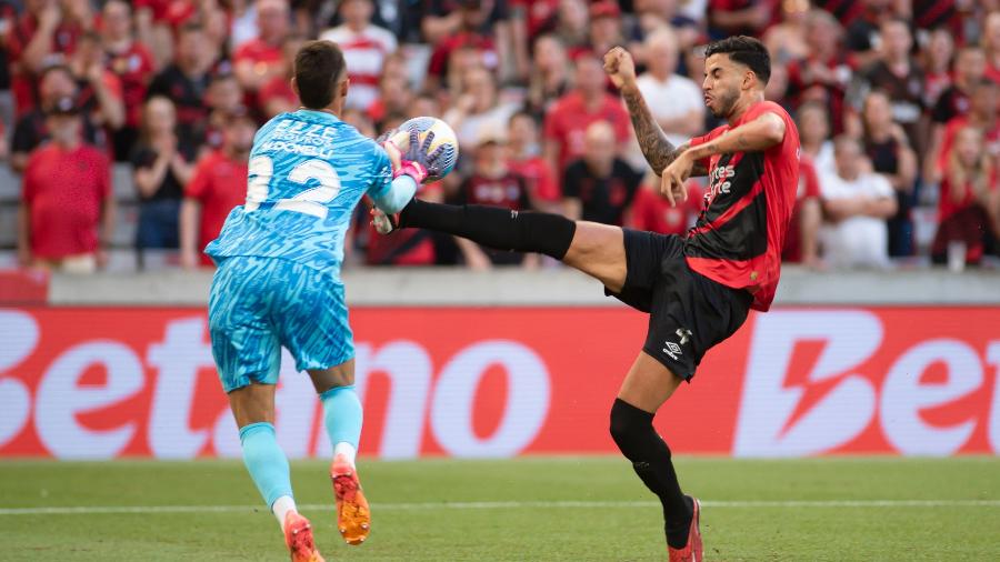 O goleiro Matheus Donelli, do Corinthians, em ação no jogo contra o Athletico-PR, pelo Brasileirão