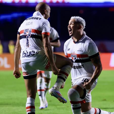 Lucas e Luciano comemoram gol do São Paulo sobre o Criciúma em duelo do Campeonato Brasileiro