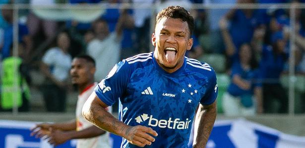 Cássio estreia e Cruzeiro vence Bragantino, garantindo vaga no G6 do Brasileirão.