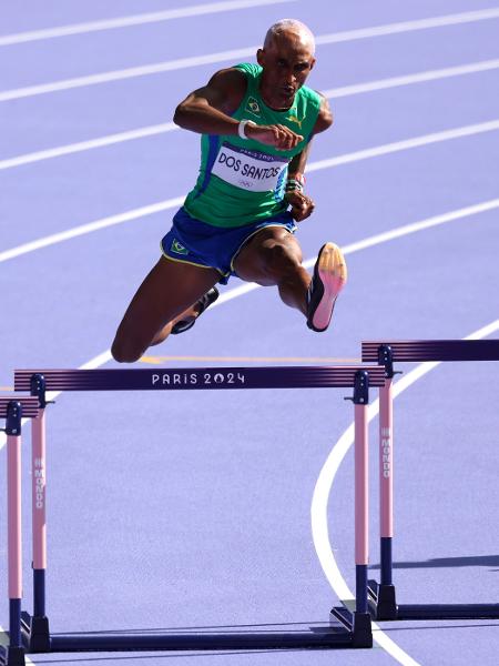 Alison dos Santos durante as eliminatórias dos 400m com barreiras