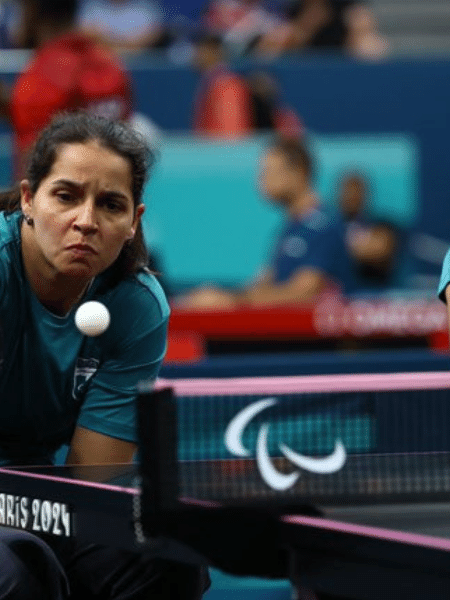 Cátia Oliveira e Joyce Oliveira garantiram na manhã desta quinta-feira a primeira medalha do Brasil no tênis de mesa 