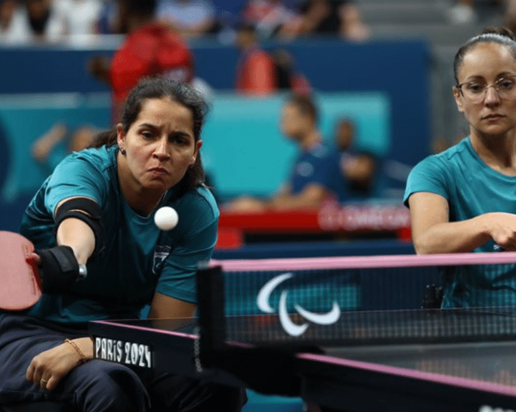 Cátia Oliveira e Joyce Oliveira garantiram na manhã desta quinta-feira a primeira medalha do Brasil no tênis de mesa 