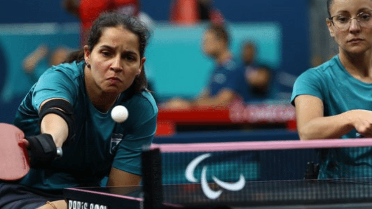 Cátia Oliveira e Joyce Oliveira garantiram na manhã desta quinta-feira a primeira medalha do Brasil no tênis de mesa 