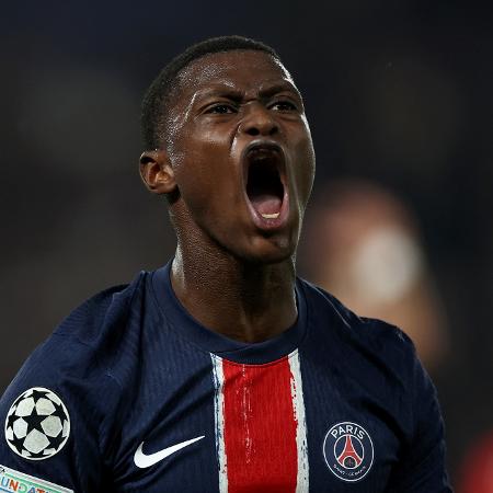 Nuno Mendes comemora após marcar pelo PSG em jogo contra o Girona pela Champions League