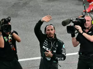 Lewis Hamilton é homenageado pela Mercedes após última corrida pela equipe