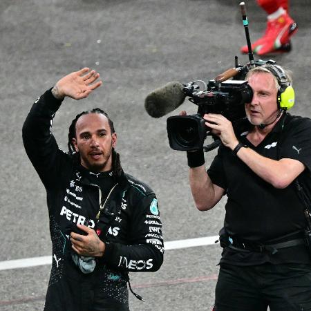 Lewis Hamilton acena para a torcida após o GP de Abu Dhabi